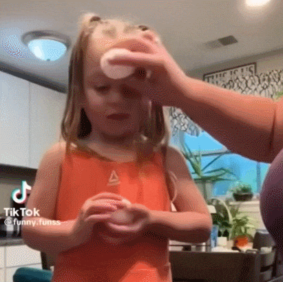 아이 머리에 달걀 깨면?...배꼽잡는 다양한 리액션 VIDEO: Parents crack eggs on toddlers' heads