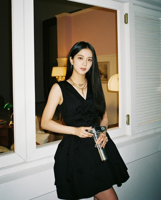 블랙핑크 지수! 시선을 사로잡는 미모