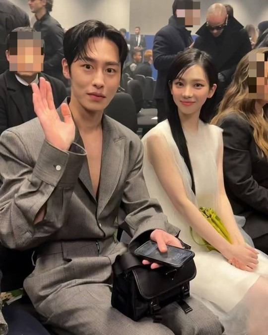 배우 이재욱(25)과 그룹 에스파의 멤버 카리나(23)가 소속사를 통해 공식으로 열애를 인정