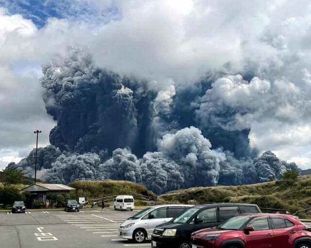일본 활화산 아소산 분화 시작 VIDEO:「熊本・阿蘇山で噴火が発生」