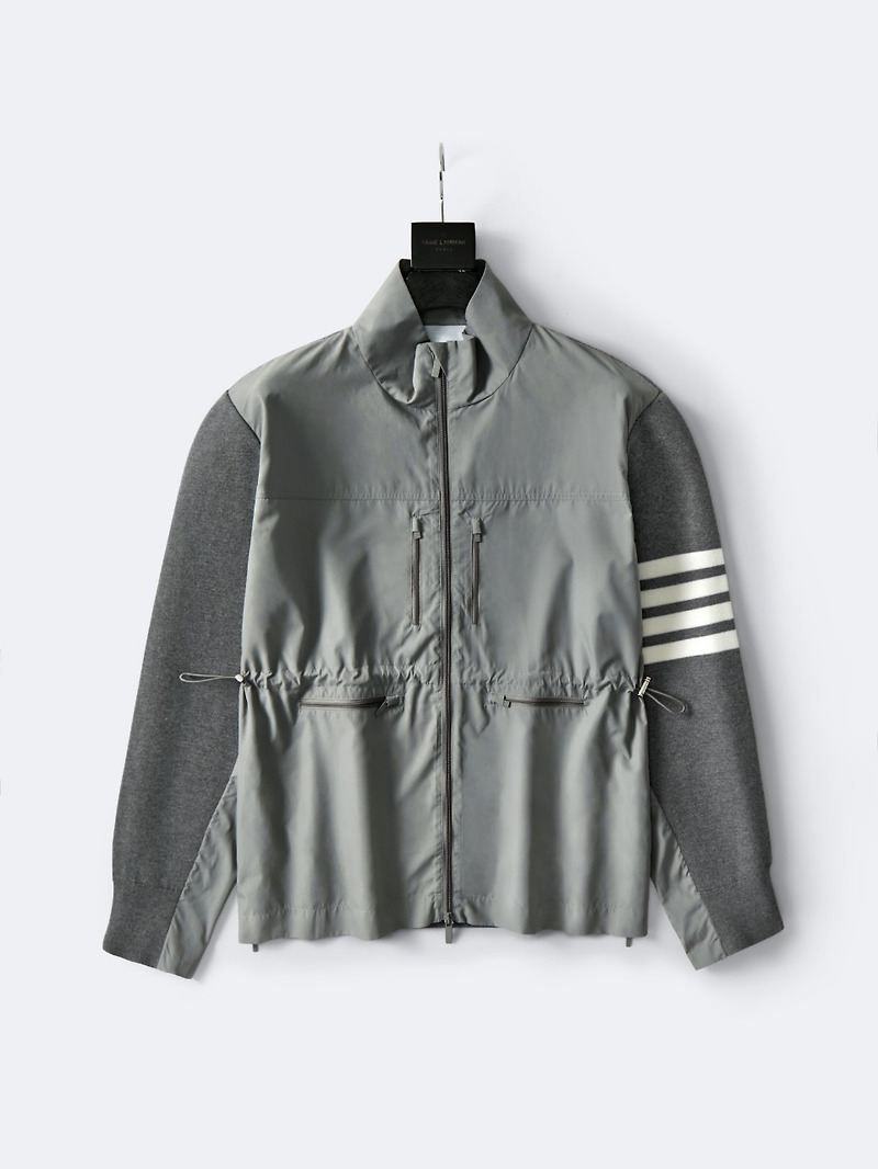 [THOM BROWNE] 톰브라운 사선완장 스티치 퍼넬넥 집업 자켓 MKJ060A 00014 055