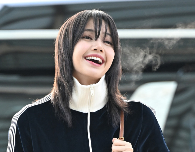 블랙핑크 리사, 트레이닝복과 캐주얼백으로 스타일리시한 공항 패션 완성...