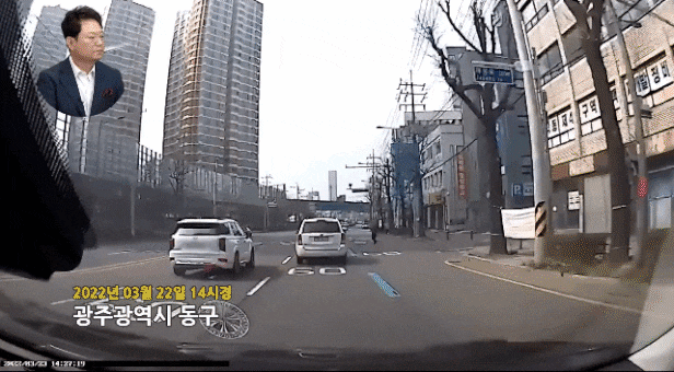 앞차 끼어들 타이밍 놓치자 뒤차에 쾅 이게 보험 사기 주행 중이던 차를 향해 뛰어드는 한 남성의 모습이 담긴 영상이 공개 광주 동구 학동의 한 도로에서 촬영된 블랙박스 영상