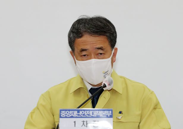 수도권 거리두기 화요일부터 2단계로 강화, 유흥시설 영업 금지