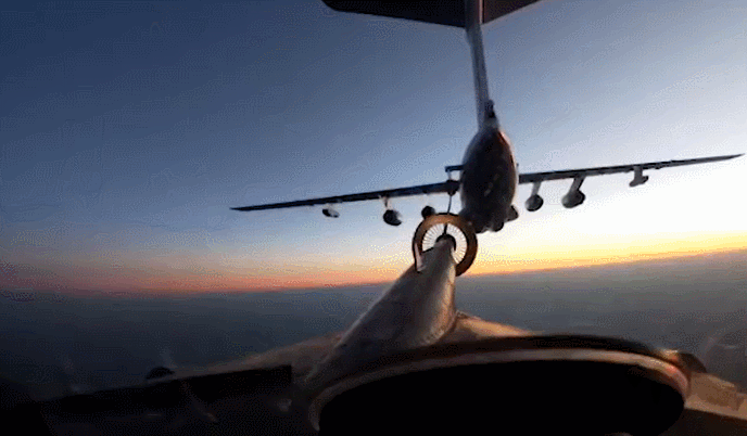 영국 타이푼 전투기 긴급 출격...러시아기 영공 접근으로 긴박했던 순간  VIDEO:  Dramatic moment RAF jets keep Vladimir Putin's bomber in check