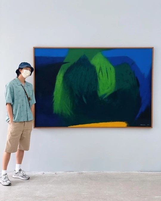 방탄소년단 RM, 컴백 하루 앞두고 전시 관람! 