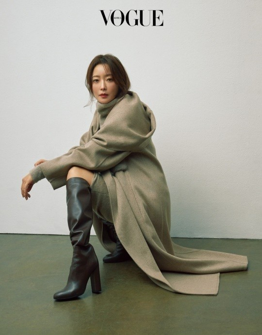 김희선, 고혹적인 자태! 20년 넘게 변함없는 미모 [화보]