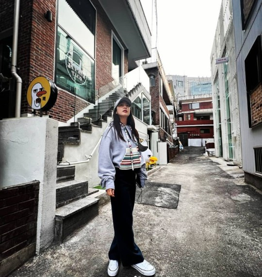 '애둘맘' 김태희, 꾸밈 없는 동네 산책룩! 일상에서도 열일 미모 [사진]