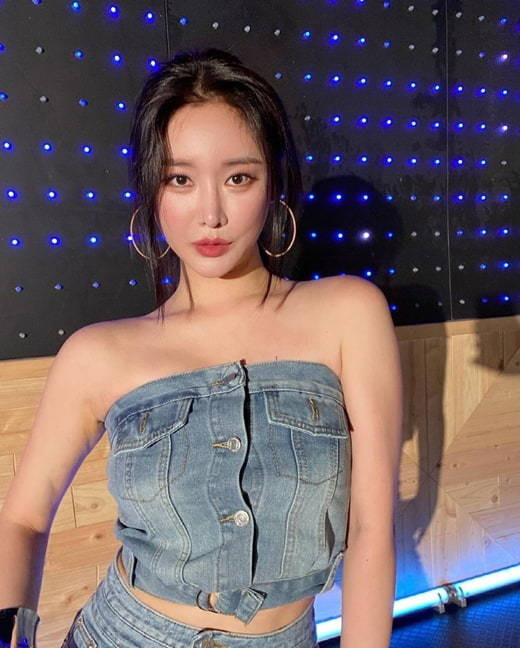 브레이브걸스 민영, 어깨와 볼륨 드러낸 청,청패션..