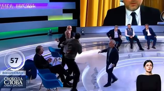 우크라이나 생방송 중 난투극 벌인 친러 정치인과 언론인 VIDEO:BRAWL breaks out on Ukrainian TV as journalist attacks Pro-Russian politician...