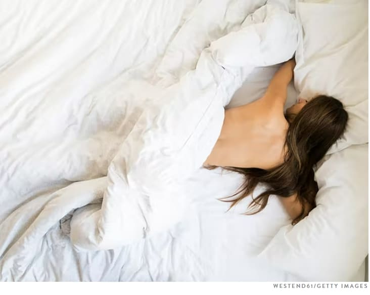 영화 보면 다 벗고 자는데...혹시 건강에  좋을까 나쁠까?  Surprising Benefits of Sleeping Naked (Hello, Better Skin)