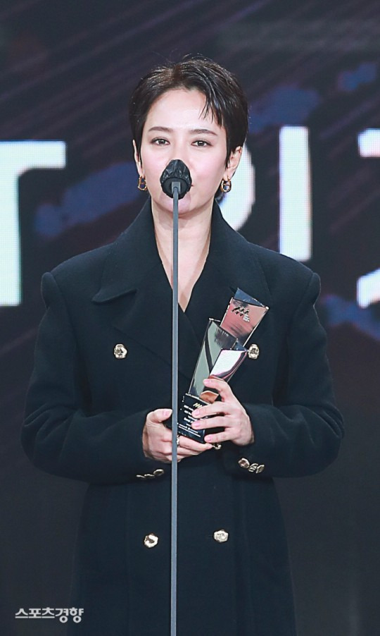 송지효 ‘패션 논란’ 이후 첫 스타일링, 팬들 반응은 “글쎄...” [사진]