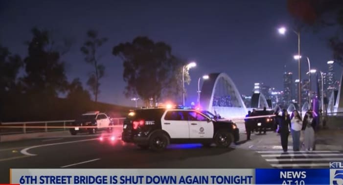 [#점점 이상해져가는 미국] 경찰력 약화 시킨 미국의 혼돈 VIDEO: L.A. considering major change to end 6th Street Bridge chaos ㅣ Teen set free despite video of him attacking cops explains why..