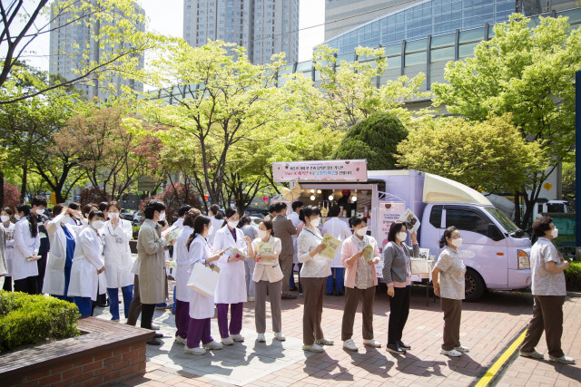 한국교직원공제회, ‘커피트럭’ 보내 교육·의료 현장 응원
