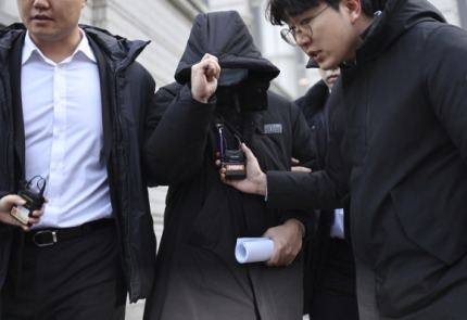 롤스로이스 차량을 몰다 보행자를 치어 끝내 숨지게 한 이른바 '롤스로이스 사망 사고' 운전자에게 마약을 주고, 또 진료 중 환자를 성폭행한 혐의를 받는 의사