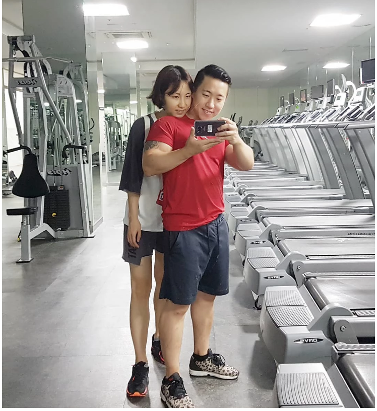 강이상설 이혼설 2년 넘게 소식 끊긴 300만 유튜버 땅끄부부 근황 '식당 방문해 사인'