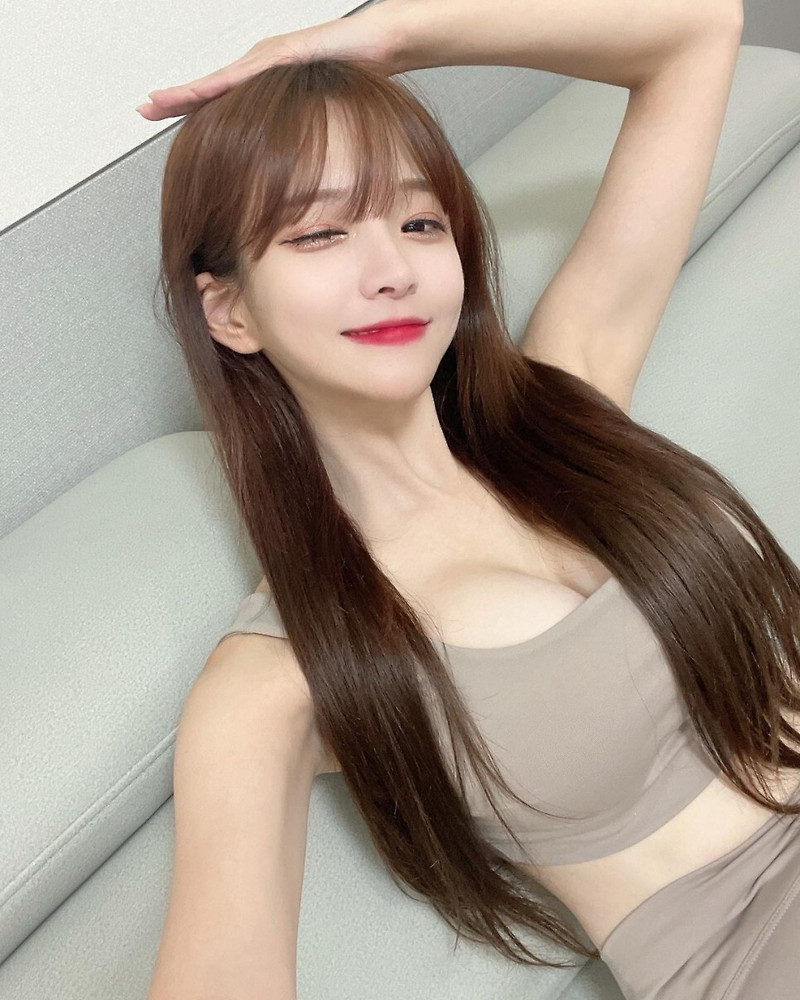 맥심 표지 모델 돼 반응 폭발한 BJ 박민정, 아찔한 '란제리 패션' 공개하자 시선 집중