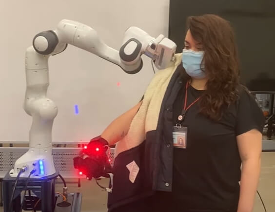 이제 로봇이 옷 입혀주는 시대 도래  VIDEO: Robot-assisted Dressing