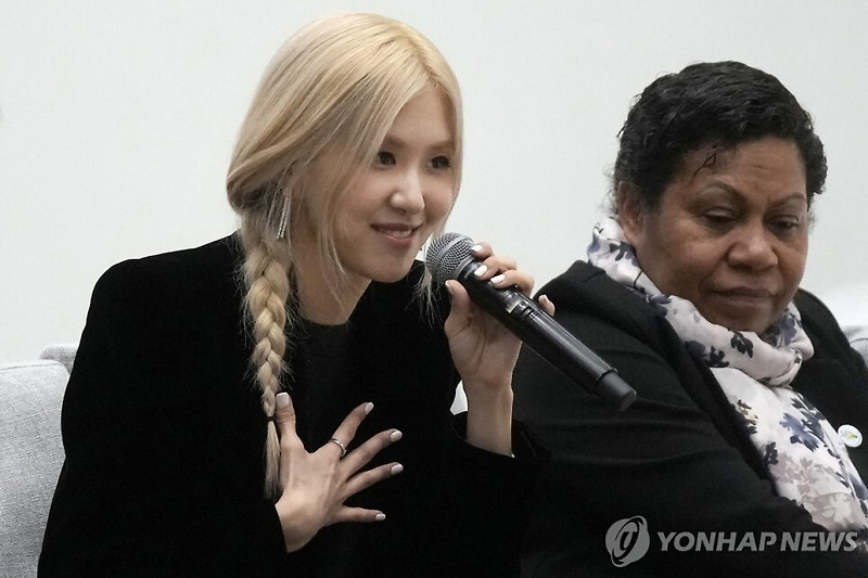 블랙핑크 로제, APEC 정상 부인들에게 