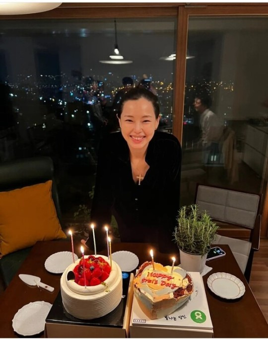 이하늬, 남편 얼굴 공개했나..유리창에 비친 남성 '눈에 확' [사진]