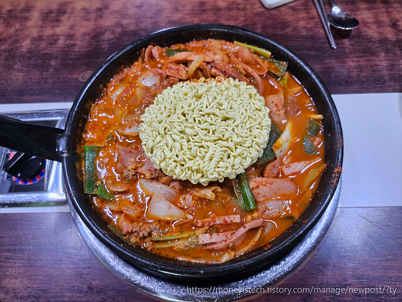 평택 송탄에 있는 인생 맛집 | 김네집 부대찌개 | 밥 먹고 국제중앙시장 벽화골목