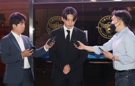 구속 면한 유아인, 흰머리 덥수룩 분노한 시민이 던진 커피 페트에 맞는 순간