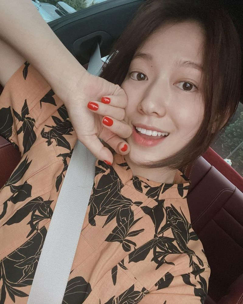 박신혜, 4년째 공개열애 중.. 최태준 반한 청순美! 빨간 네일 찰떡