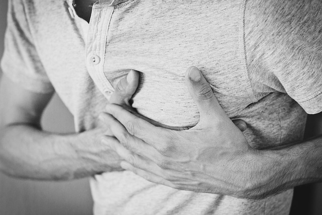 오른쪽 가슴통증의 원인  5가지