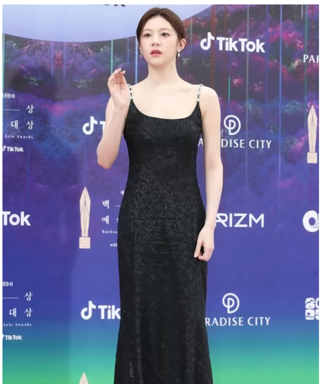 백상예술대상 레드카펫서 너무 긴장해 그대로 굳어버린 고윤정 영상