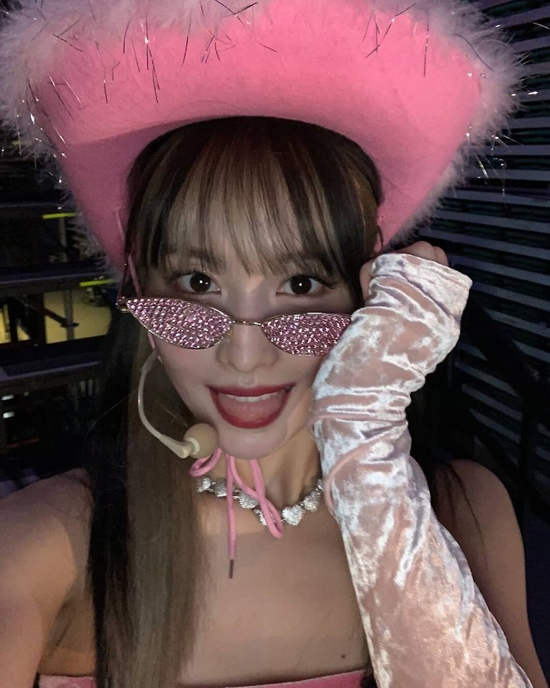 트와이스 모모 월드투어 콘서트 핑크 몸매의상