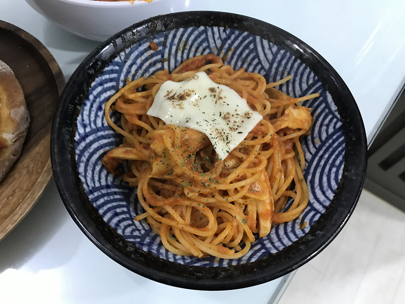 할라피뇨 토마토소스로 만든 매콤 피자와 머쉬룸 스파게티 그리고 르뱅쿠키