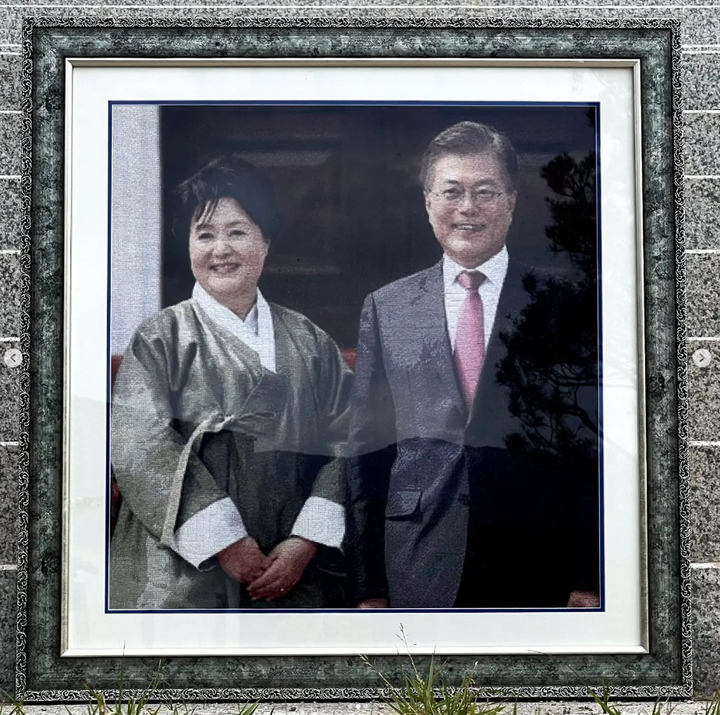 문재인 전 대통령, 지지자에 자수(刺繡) 선물 받아 [뉴시스Pic]