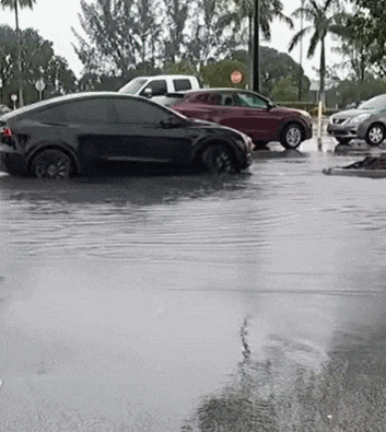 침수 상태에서도 무사히 출차하는 테슬라  VIDEO: Tesla driving itself out of a flooded area