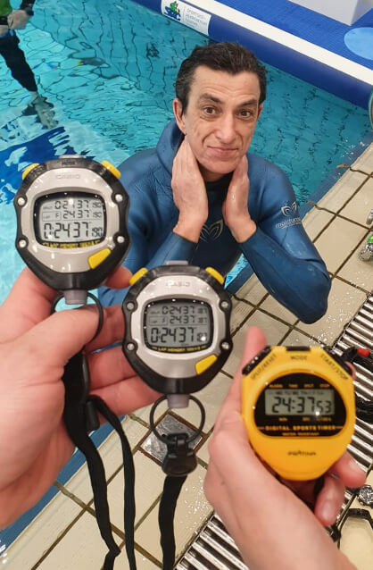 수중 최장 호흡 기록 깨다...무려  VIDEO:56-year-old freediver holds breath for almost 25 minutes breaking record