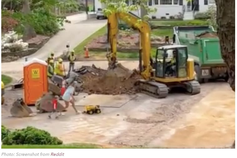 어린이날을 함께 만드는 건설 작업자들 VIDEO: These construction workers filled a kid’s toy truck with dirt to make his day