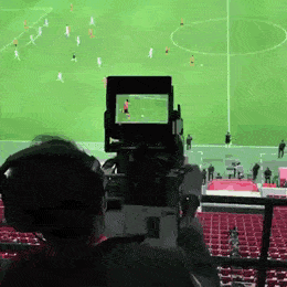 축구 경기를 카메라로 촬영하는 모습