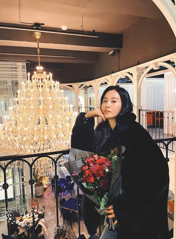 티파니에 고백 받은 권유리, 꽃다발 이기는 매혹 자태