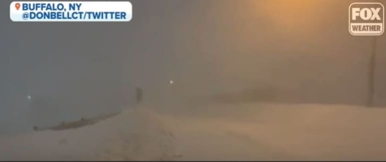 뉴욕 서부 버팔로 지역,  기록적인 눈 80인치(203cm) 내려... 2명 사망  VIDEO: Historic snowstorm drops 80 inches in Buffalo area as western New York digs out