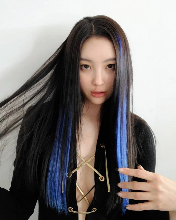 선미, 가슴골 드러나는 파격 의상..슬기 