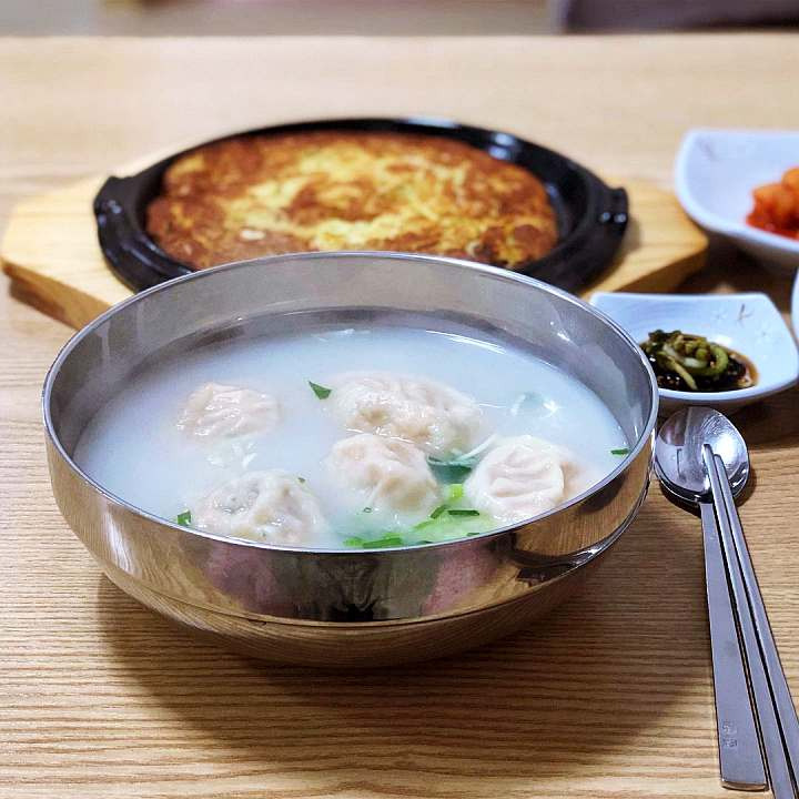 백반기행 부천 맛집 만두국 순두부 빈대떡 황해도식 김치만두 만두전골 녹두전 식객 허영만 광희 편 소개