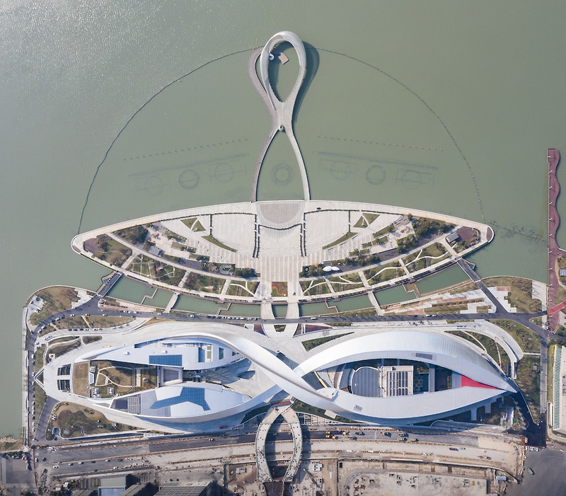 쑤저우 새 문화센터와 역동적인 메탈 리본  VIDEO:This Dynamic Metal Ribbon Twists and Turns Around Suzhou’s New Cultural Center