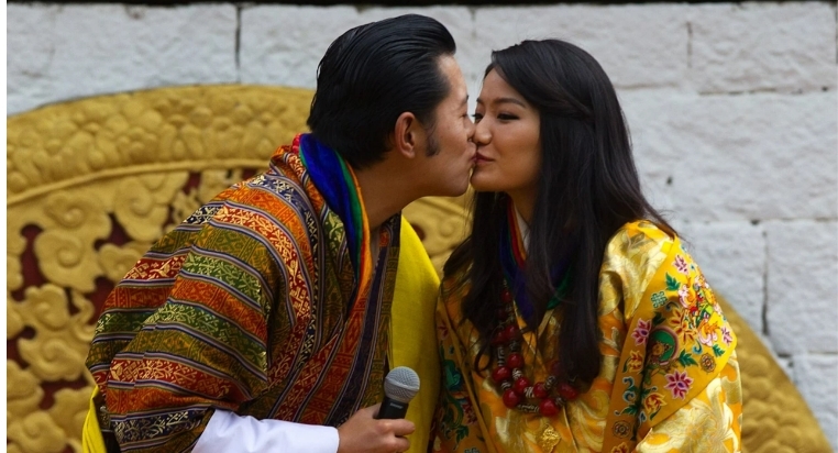 부탄의 왕과 왕비의 첫 출산과 명명식 VIDEO: Royal family confirm name of new princess and share first photos: Bhutan