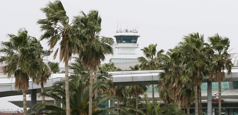 제주 강풍에 항공기 결항, 연휴에 4만명 갇혀
