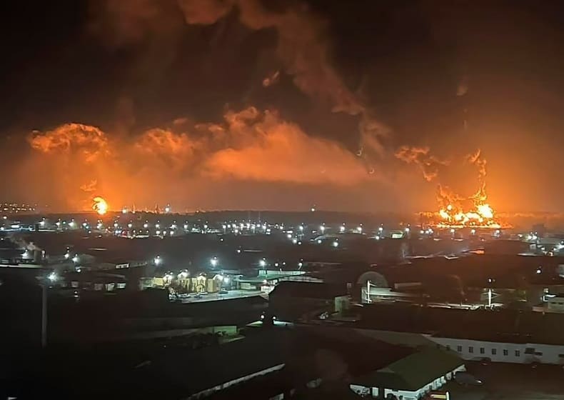 러시아 석유창고 및 군사기지 두번째 거대한 폭발 발생  VIDEO: CCTV captures moment Russian oil depot explodes and catches