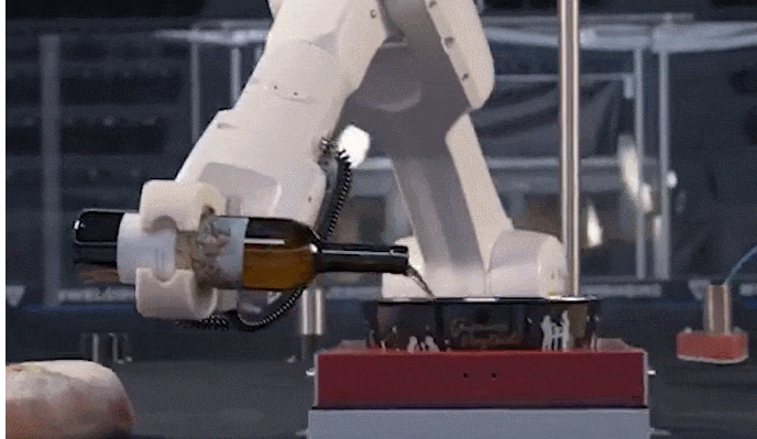 스위스의 상징 퐁듀 만드는 봇  VIDEO: £240,000 robot chef that can whip up the perfect CHEESE FONDUE is unveiled by Swiss scientists
