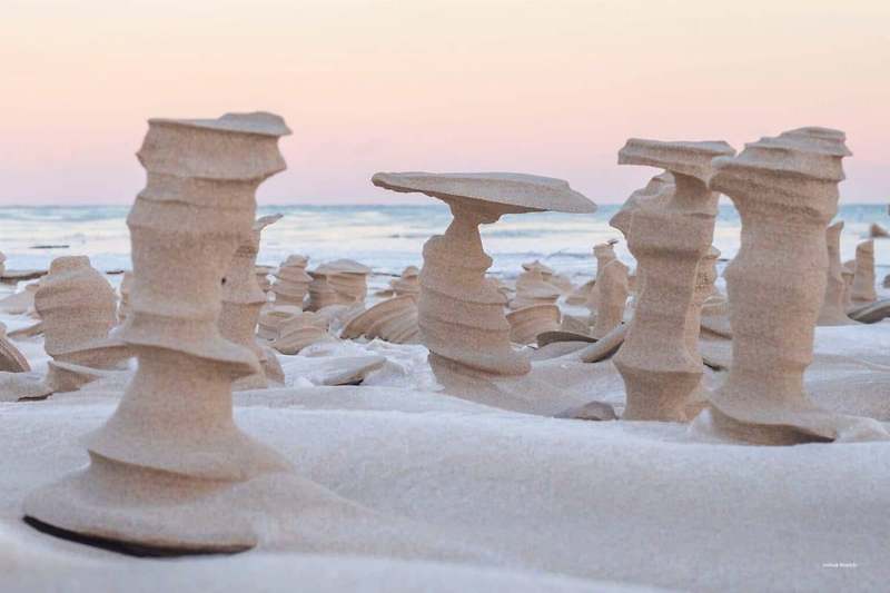 자연이 만들어낸 신비의 모래 층  Powerful Winds Carve Surreal Sand Sculptures Across a Frozen Beach