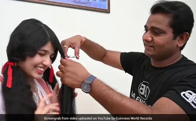 기네스 기록 긴 머리 소녀...12년만 머리 자르다 ㅣ 58세의 데미 무어 그녀의 얼굴에서 빛이 발한다 VIDEO: Guinness Record Holder From Gujarat Gets First Haircut In 12 Years ㅣDemi Moore exudes effortless elegance as she r..