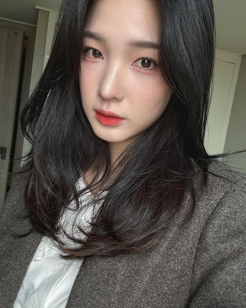 율희는 지난 2일 자신의 소셜미디어에 팬들과 소통하며 자신의 일상을 공유