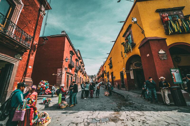 Enjoying a Trip with Starbucks: Discovering the Unique Flavors and Landmarks of Mexico