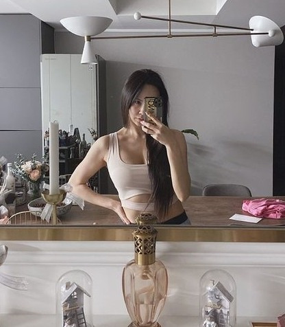 김지우, 지방이 덕지덕지 붙은 상반신 인증..이건 좀 오바인데